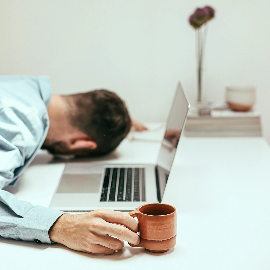 ویتاپلن: "ویتامین B12 برای چی خوبه و خواص ویتامین B12 یا فواید ویتامین B12 کدامند؟ همچنین علائم کمبود ویتامین B12 و علت کمبود ویتامین B12 چیست؟"